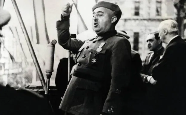Francisco Franco pronuncia un discurso en Bilbao. 