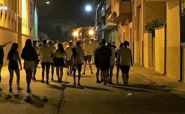 El grupo de jóvenes se dirige a la casa del alcalde