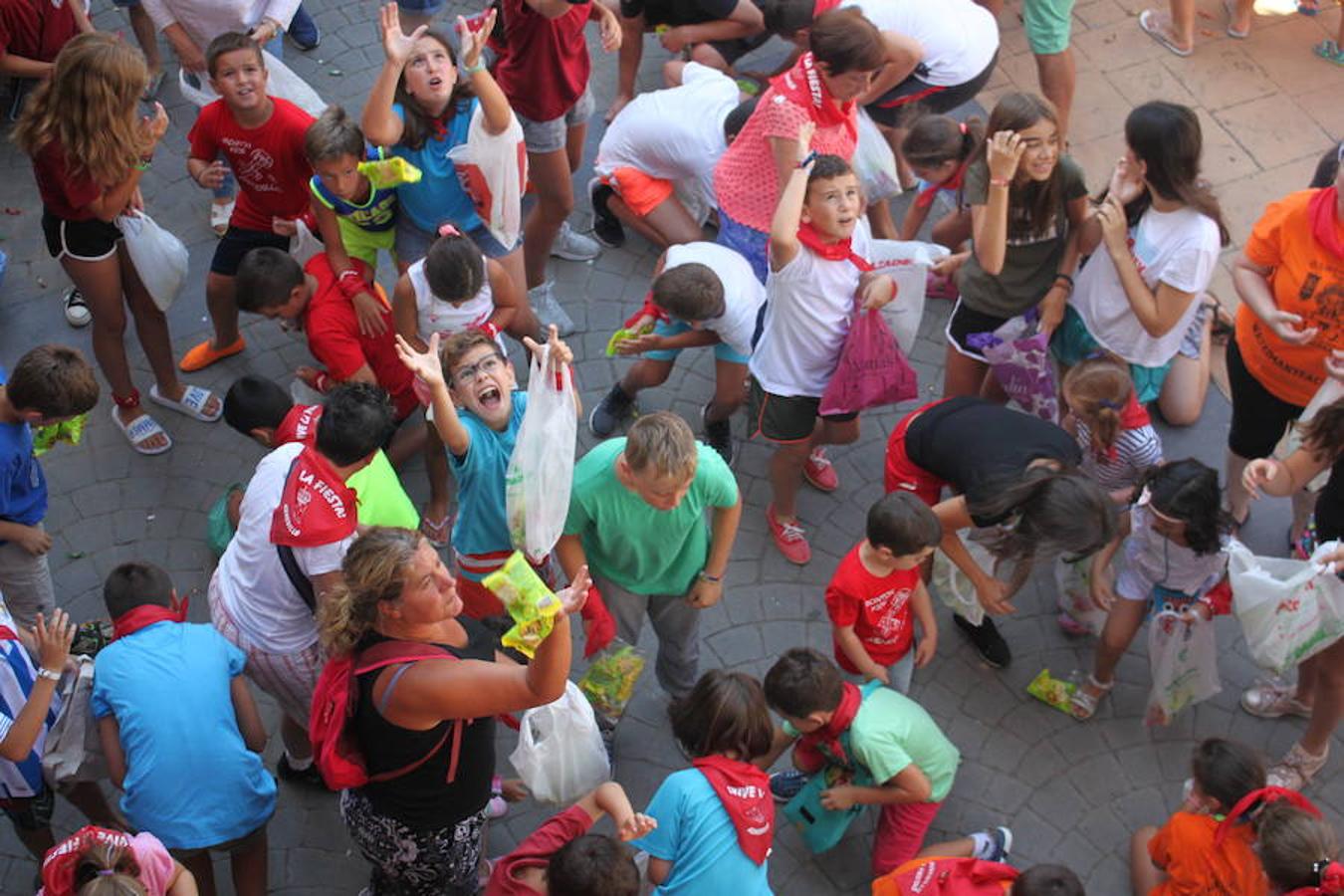 Arranque de las fiestas de Arnedillo en honor a la Virgen de las Nieves con el chupinazo, el pasacalles, la caramelada...