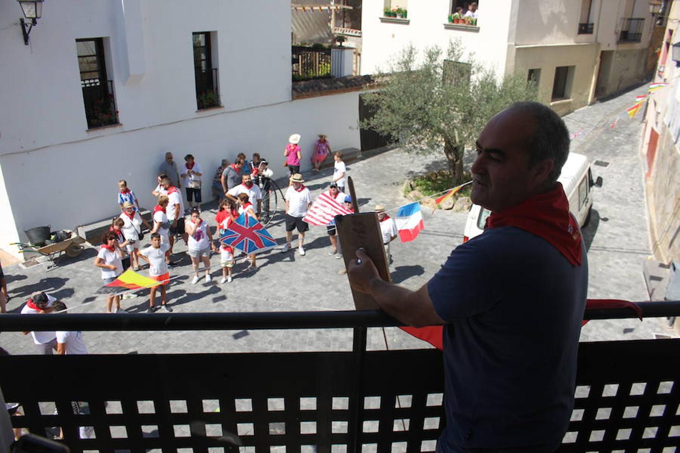 Arranque de las fiestas de Arnedillo en honor a la Virgen de las Nieves con el chupinazo, el pasacalles, la caramelada...