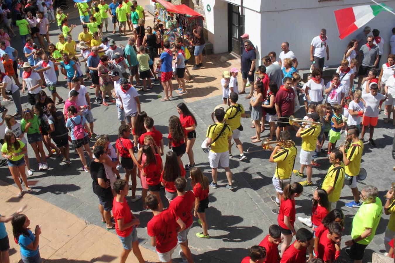 Arranque de las fiestas de Arnedillo en honor a la Virgen de las Nieves con el chupinazo, el pasacalles, la caramelada...