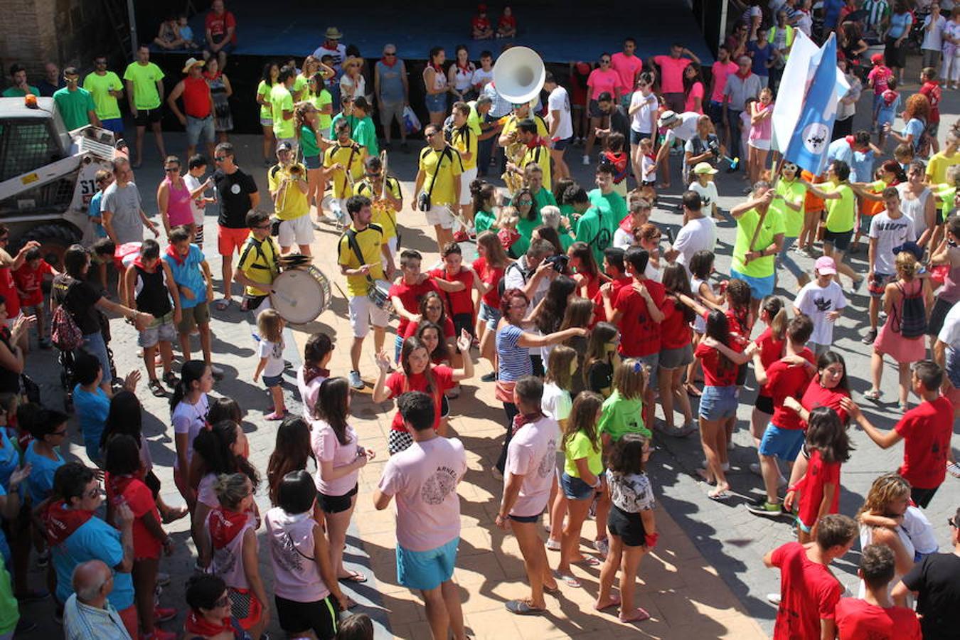 Arranque de las fiestas de Arnedillo en honor a la Virgen de las Nieves con el chupinazo, el pasacalles, la caramelada...