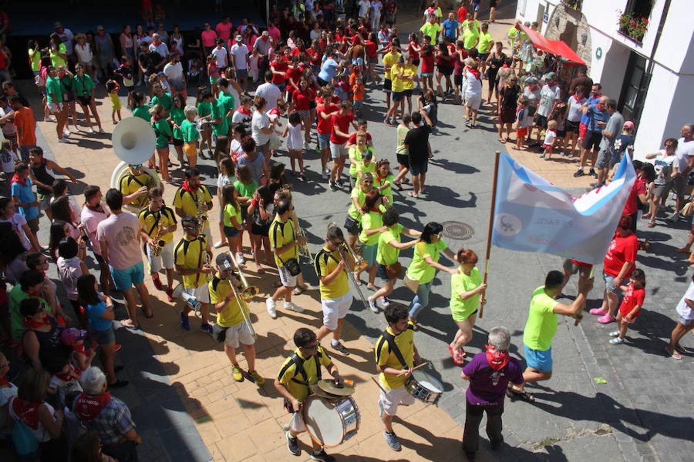 Arranque de las fiestas de Arnedillo en honor a la Virgen de las Nieves con el chupinazo, el pasacalles, la caramelada...