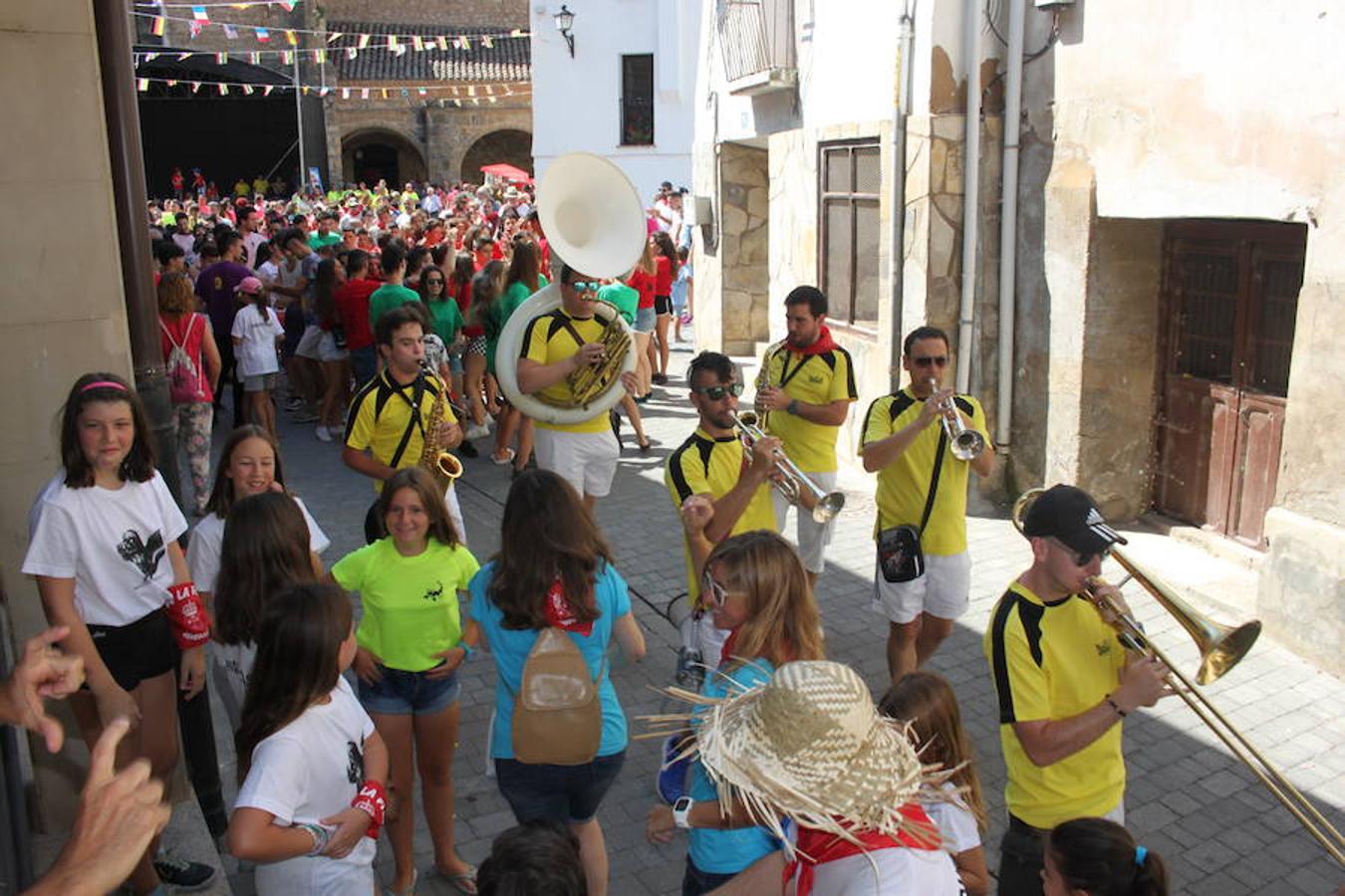 Arranque de las fiestas de Arnedillo en honor a la Virgen de las Nieves con el chupinazo, el pasacalles, la caramelada...