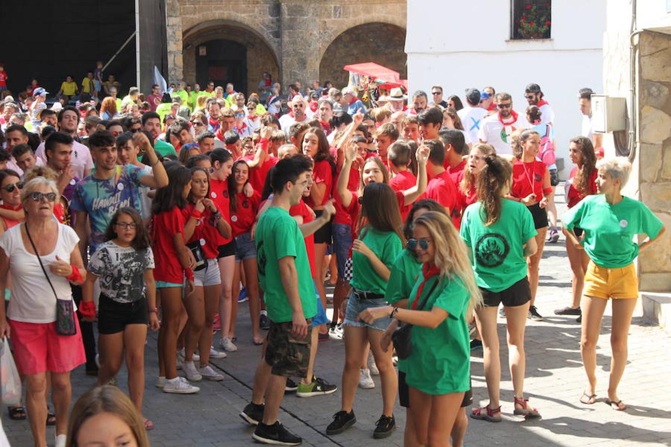 Arranque de las fiestas de Arnedillo en honor a la Virgen de las Nieves con el chupinazo, el pasacalles, la caramelada...