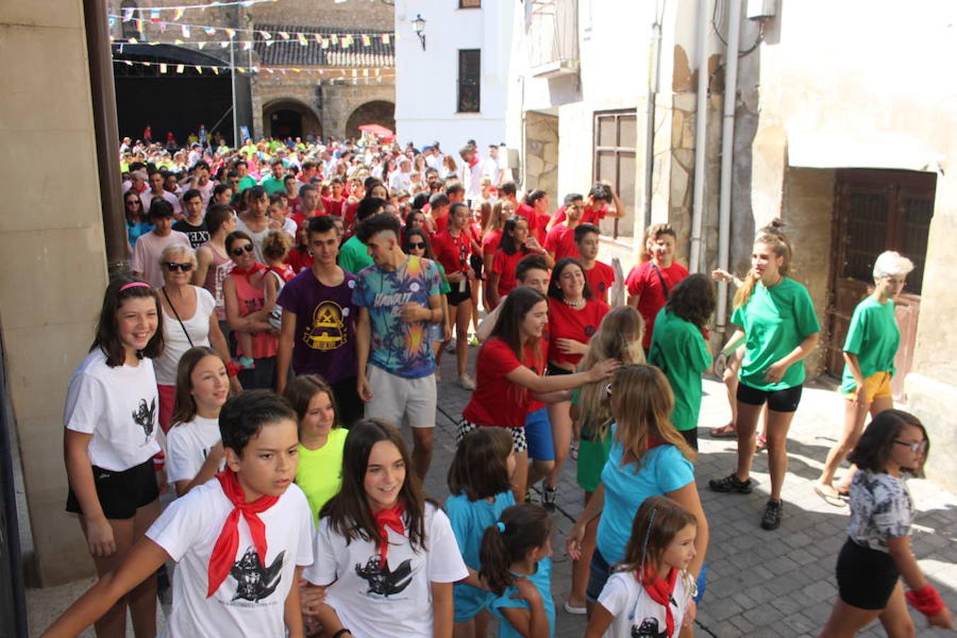 Arranque de las fiestas de Arnedillo en honor a la Virgen de las Nieves con el chupinazo, el pasacalles, la caramelada...