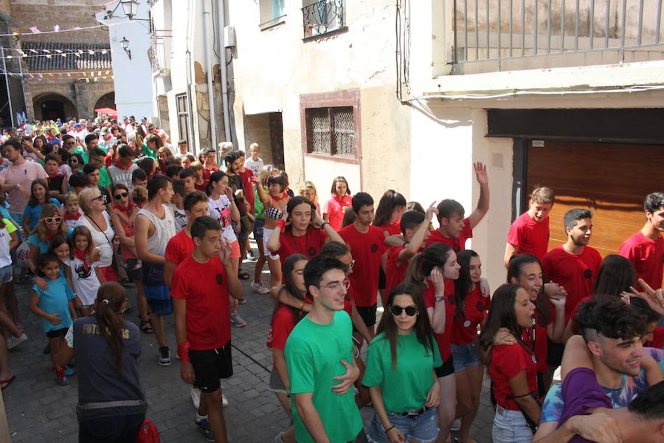 Arranque de las fiestas de Arnedillo en honor a la Virgen de las Nieves con el chupinazo, el pasacalles, la caramelada...