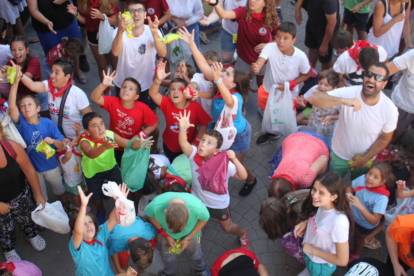 Arranque de las fiestas de Arnedillo en honor a la Virgen de las Nieves con el chupinazo, el pasacalles, la caramelada...