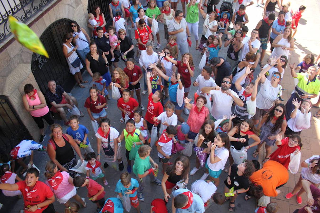 Arranque de las fiestas de Arnedillo en honor a la Virgen de las Nieves con el chupinazo, el pasacalles, la caramelada...
