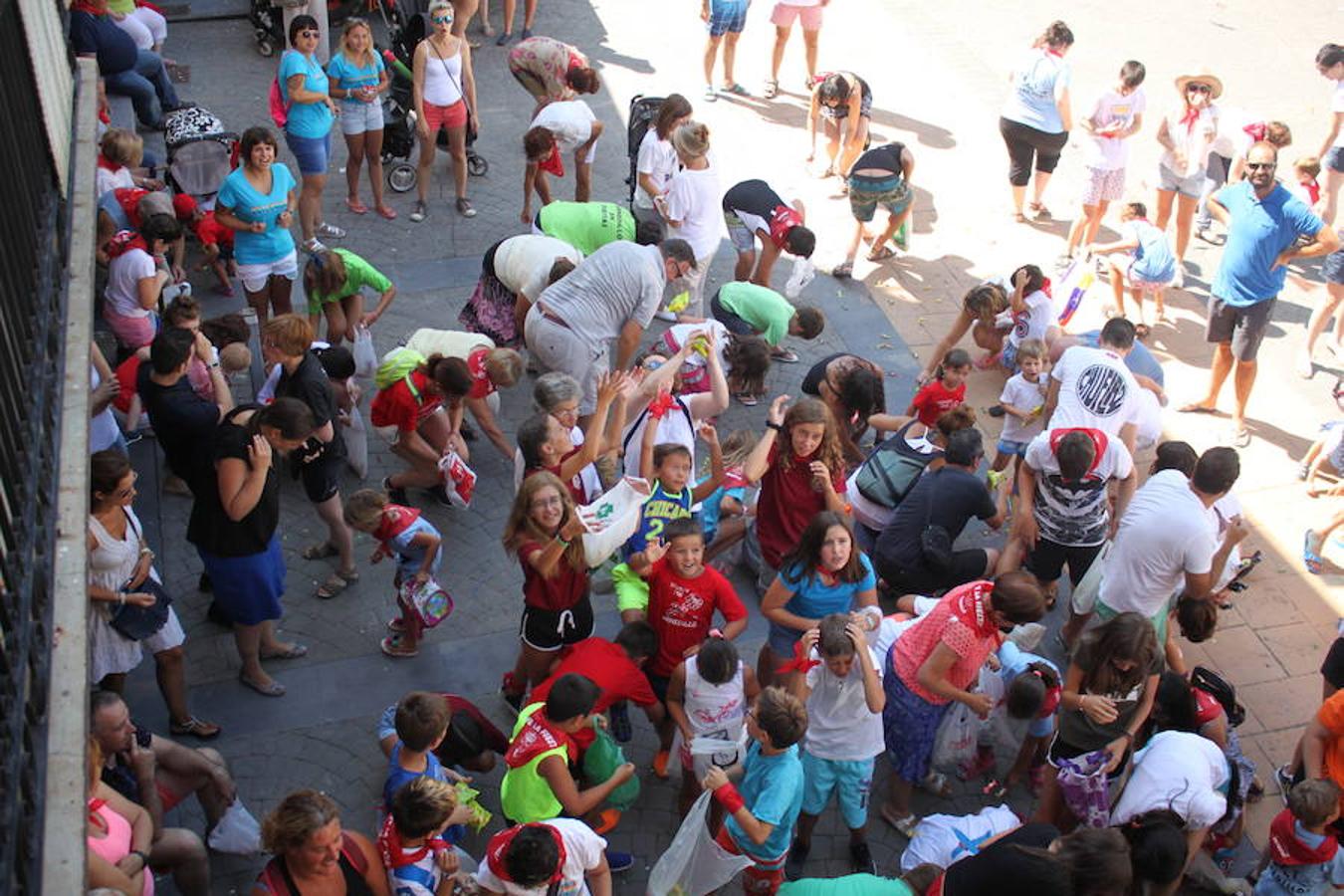 Arranque de las fiestas de Arnedillo en honor a la Virgen de las Nieves con el chupinazo, el pasacalles, la caramelada...