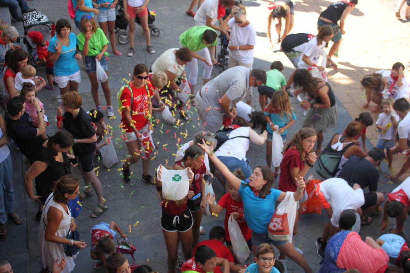 Arranque de las fiestas de Arnedillo en honor a la Virgen de las Nieves con el chupinazo, el pasacalles, la caramelada...