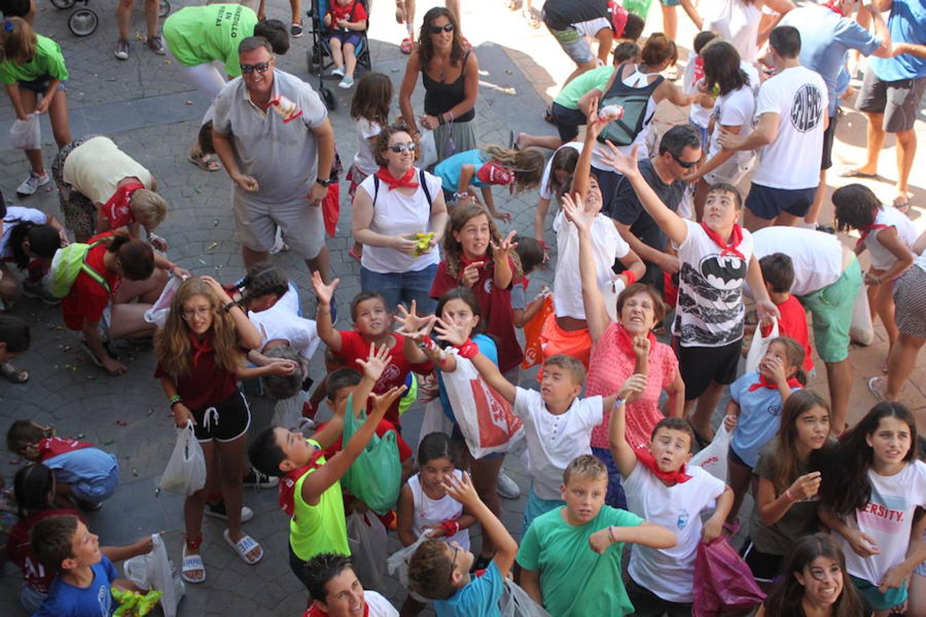 Arranque de las fiestas de Arnedillo en honor a la Virgen de las Nieves con el chupinazo, el pasacalles, la caramelada...