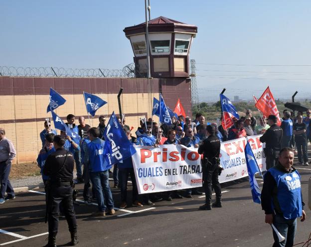 Funcionarios de prisiones, concentrados en mayo pasado. :: M. herreros