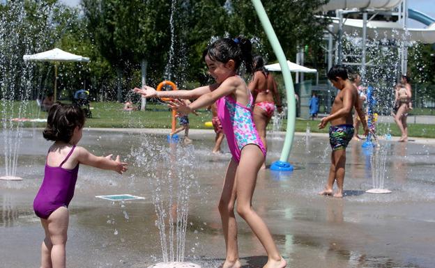 Dos niñas juegan con el agua en Las Norias 