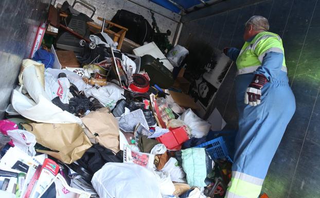 Desalojado un piso repleto de basura en Marqués de la Ensenada