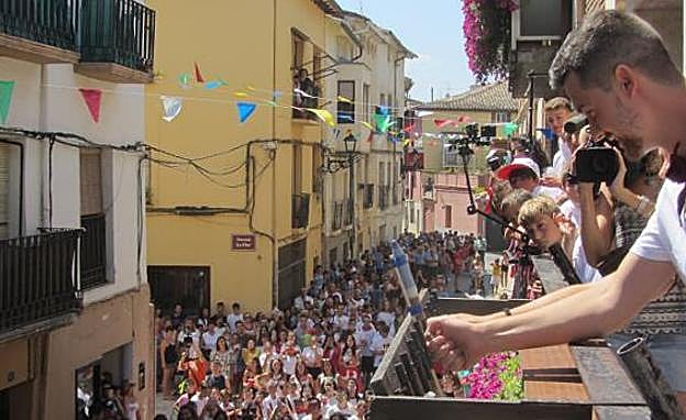 'El Majo', Diego Díez Palacios, enciende la mecha del cohete de las fiestas de Murillo.