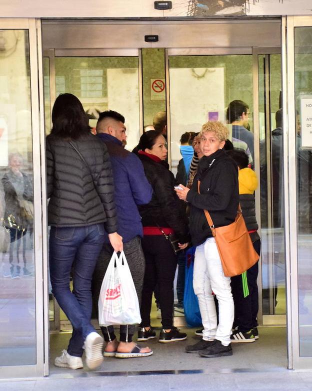 Grupo de personas en la puerta del Servicio Riojano de Empleo 