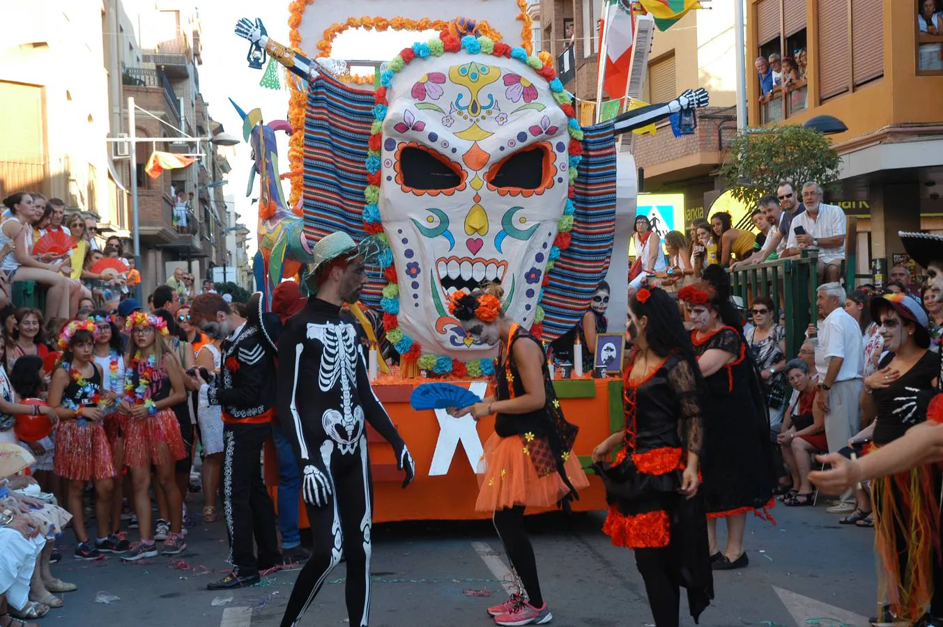 Divertidas y sorprendentes carrozas en las fiestas de Rincón de Soto.