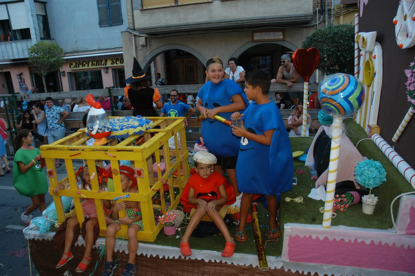 Divertidas y sorprendentes carrozas en las fiestas de Rincón de Soto.