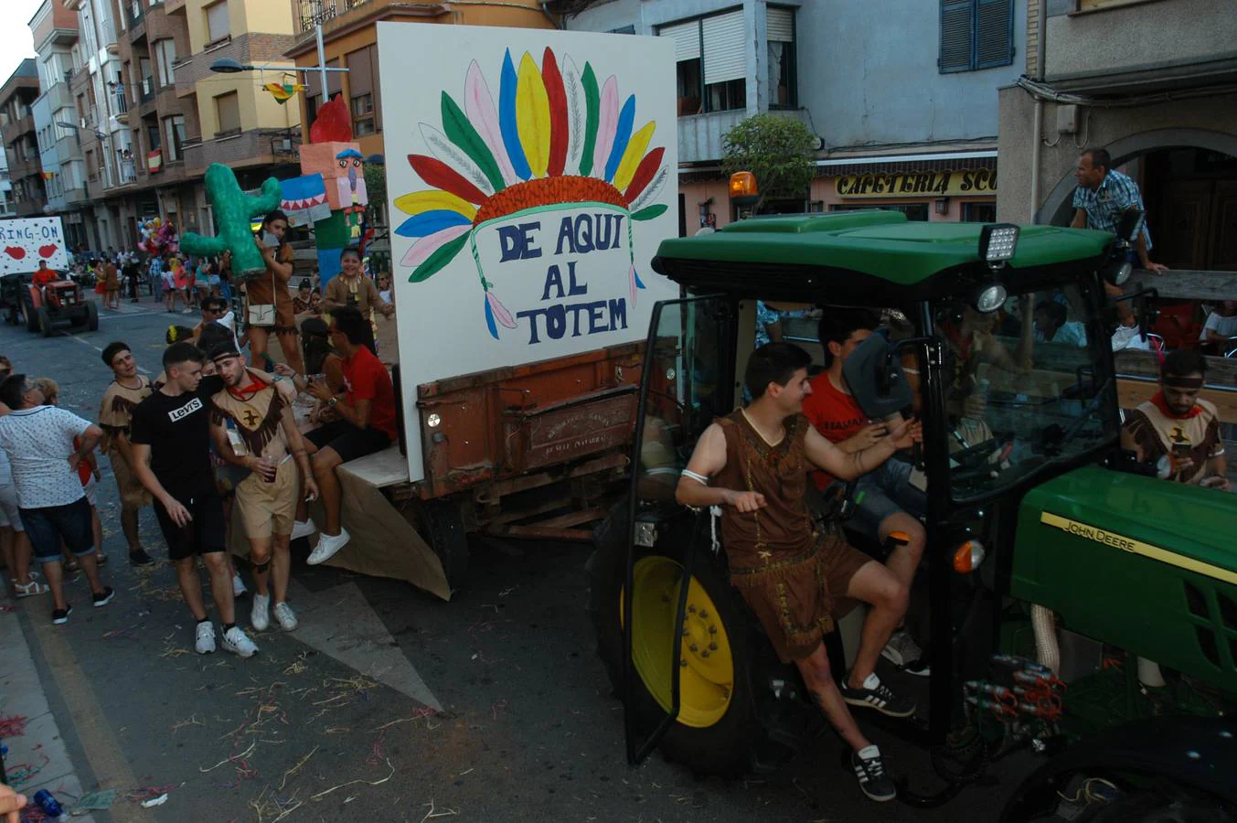 Divertidas y sorprendentes carrozas en las fiestas de Rincón de Soto.