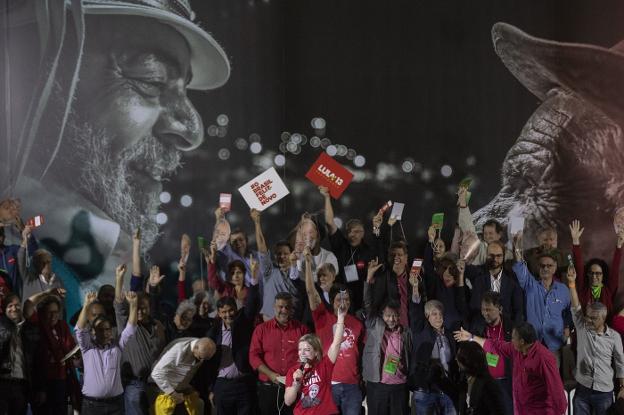 Los delegados del Partido de los Trabajadores, ante un enorme retrato de Luiz Inacio Lula da Silva, festejan su candidatura. :: S. M. / efe
