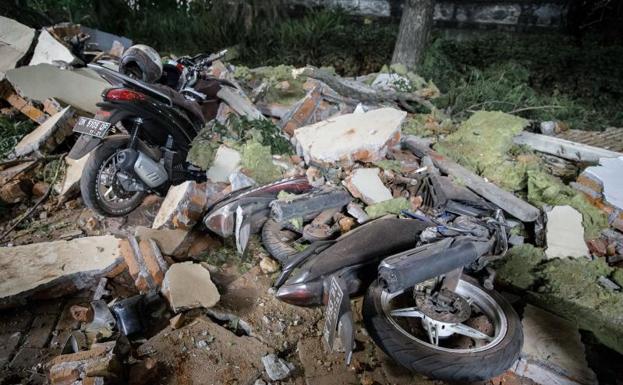 Aumentan a 91 los muertos en un terremoto de magnitud 7 en Indonesia