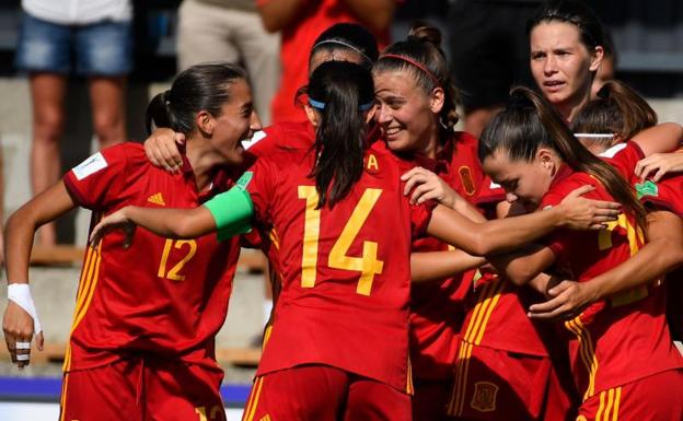 Las futbolistas españolas celebran uno de los goles ante Paraguay. 