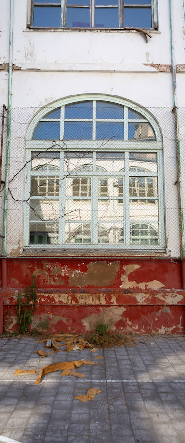 En plena conmemoración del centenario del instituto Sagasta, el emblemático edificio presnta un estado ruinoso después de su cierre y a la espera del inicio de las obras.