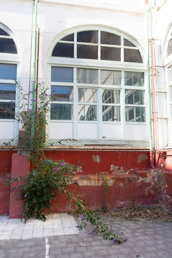 En plena conmemoración del centenario del instituto Sagasta, el emblemático edificio presnta un estado ruinoso después de su cierre y a la espera del inicio de las obras.