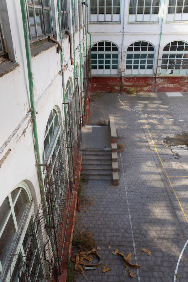 En plena conmemoración del centenario del instituto Sagasta, el emblemático edificio presnta un estado ruinoso después de su cierre y a la espera del inicio de las obras.