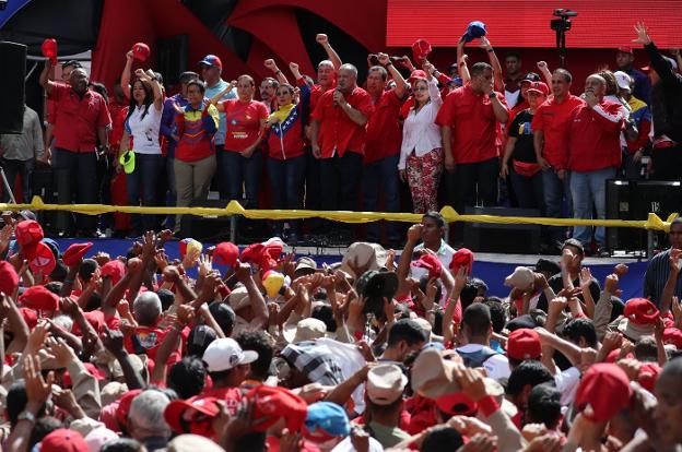 El presidente de la Asamblea Nacional, Diosdado Cabello, se dirige a los miles de venezolanos que desfilaron ayer en Caracas. :: M . G. / efe