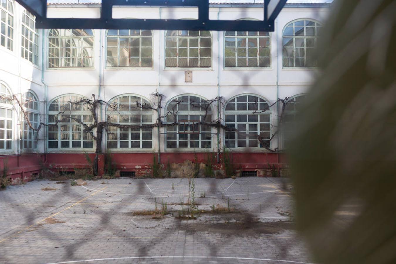 En plena conmemoración del centenario del instituto Sagasta, el emblemático edificio presnta un estado ruinoso después de su cierre y a la espera del inicio de las obras.