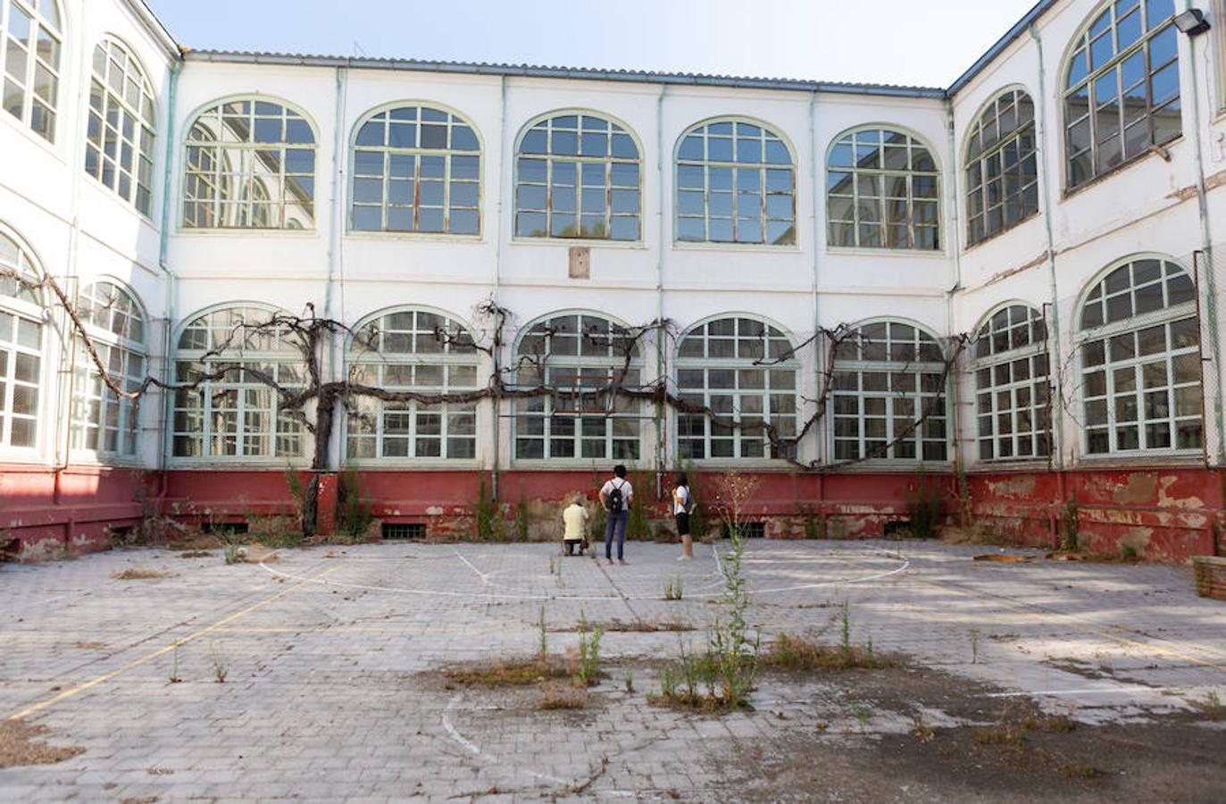 En plena conmemoración del centenario del instituto Sagasta, el emblemático edificio presnta un estado ruinoso después de su cierre y a la espera del inicio de las obras.