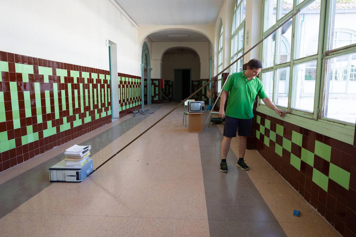 En plena conmemoración del centenario del instituto Sagasta, el emblemático edificio presnta un estado ruinoso después de su cierre y a la espera del inicio de las obras.