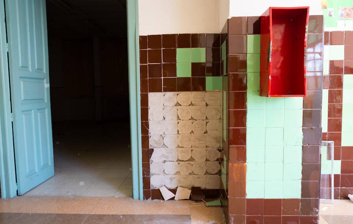 En plena conmemoración del centenario del instituto Sagasta, el emblemático edificio presnta un estado ruinoso después de su cierre y a la espera del inicio de las obras.