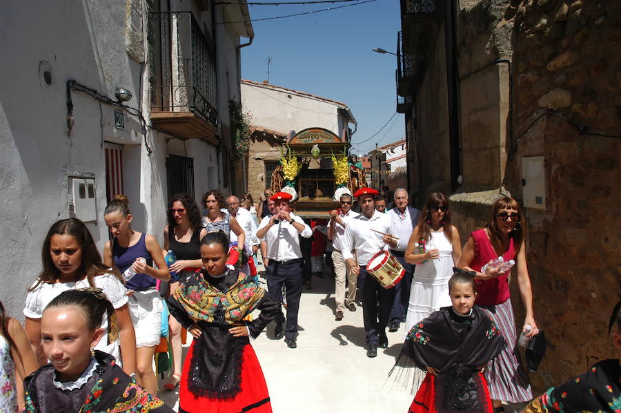 Los redaleños disfrutan de sus fiestas con danzas populares, música y procesiones 