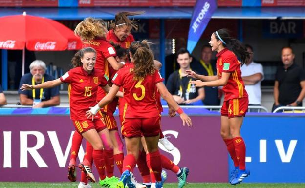 Las jugadoras españolas celebran el tanto que les dio la victoria ante Japón. 