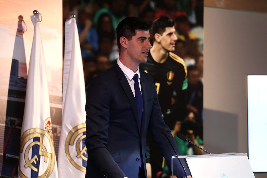 El belga ha sido presentado en el palco de honor del Santiago Bernabéu como nuevo portero del Real Madrid. A continuación ha pisado el césped con su nueva camiseta. 