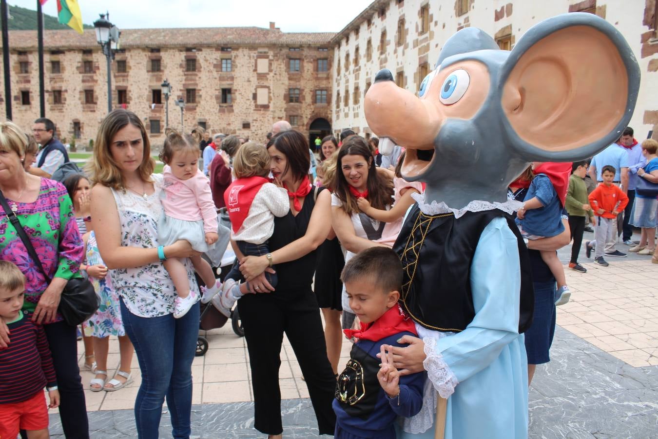 Los gigantes y cabezudos fueron el centro de la diversión, especialmente para los más jóvenes.