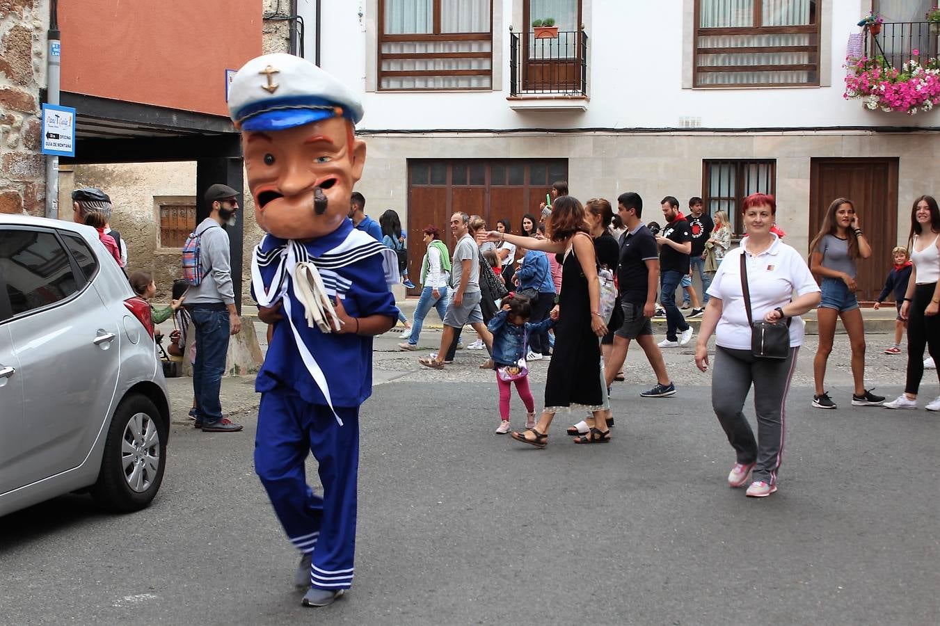 Los gigantes y cabezudos fueron el centro de la diversión, especialmente para los más jóvenes.