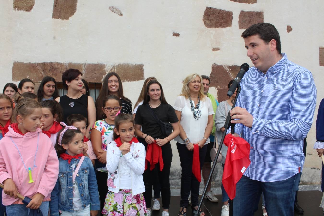 Los gigantes y cabezudos fueron el centro de la diversión, especialmente para los más jóvenes.