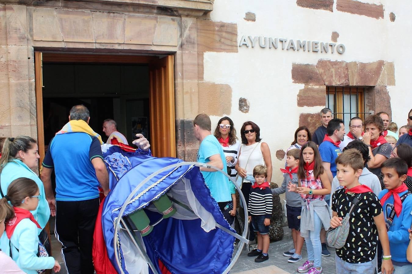 Los gigantes y cabezudos fueron el centro de la diversión, especialmente para los más jóvenes.