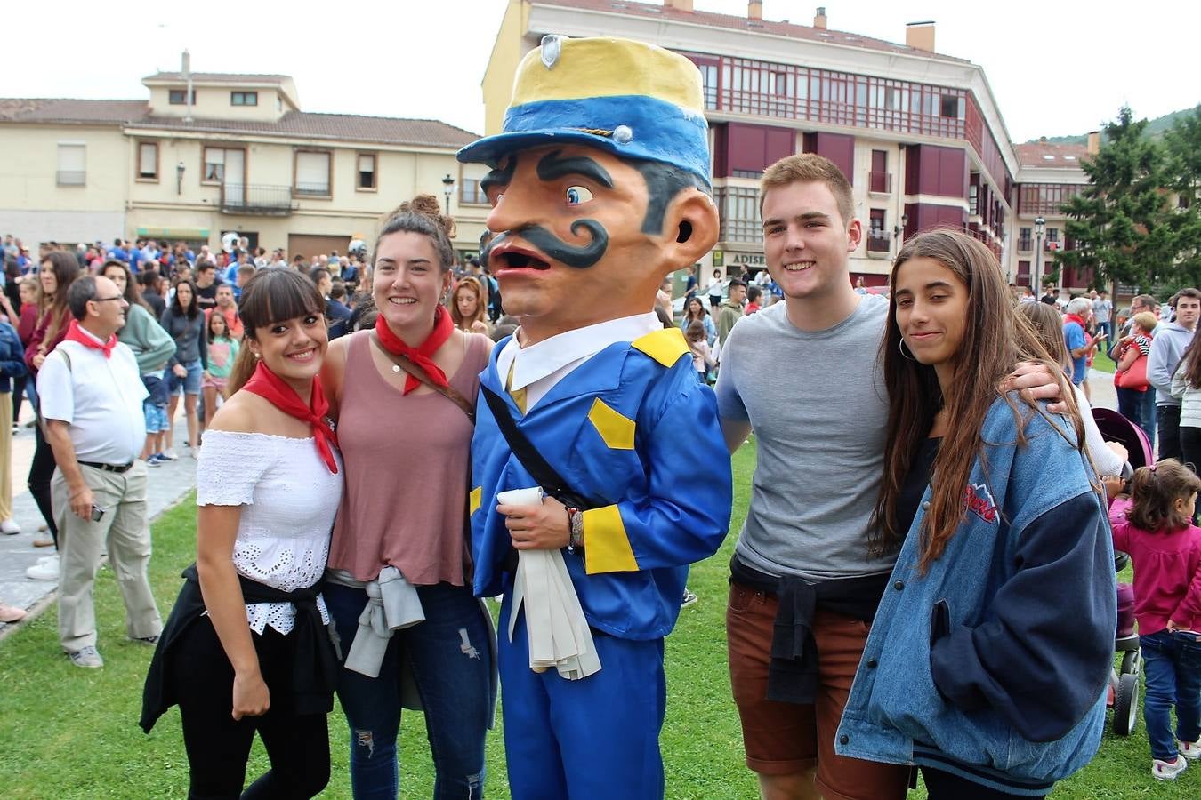 Los gigantes y cabezudos fueron el centro de la diversión, especialmente para los más jóvenes.