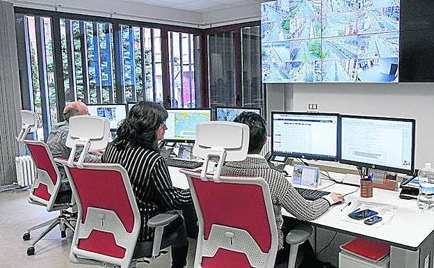 Paneles de control del 010 y del transporte urbano.