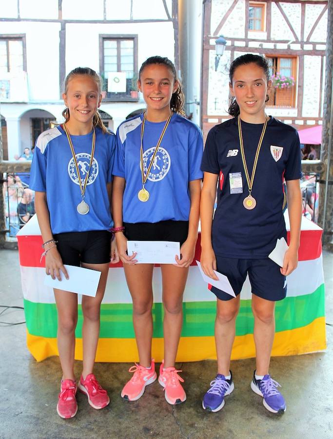 XVIII Carrera Puente a Puente 'Trofeo Violeta Villanueva' en la que han participado cientos de niños en una festiva Ezcaray. 