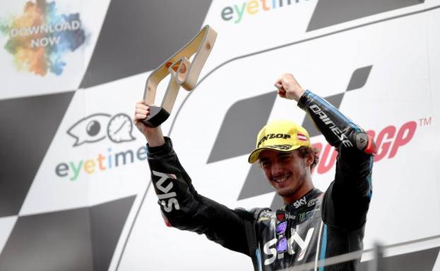 El piloto italiano Francesco Bagnaia celebra su victoria en Austria.