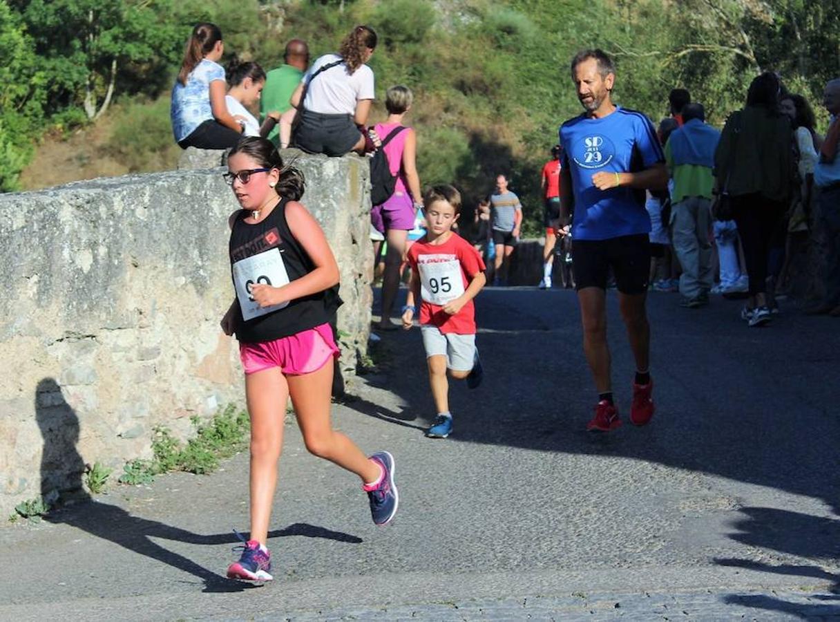 XVIII Carrera Puente a Puente 'Trofeo Violeta Villanueva' en la que han participado cientos de niños en una festiva Ezcaray. 