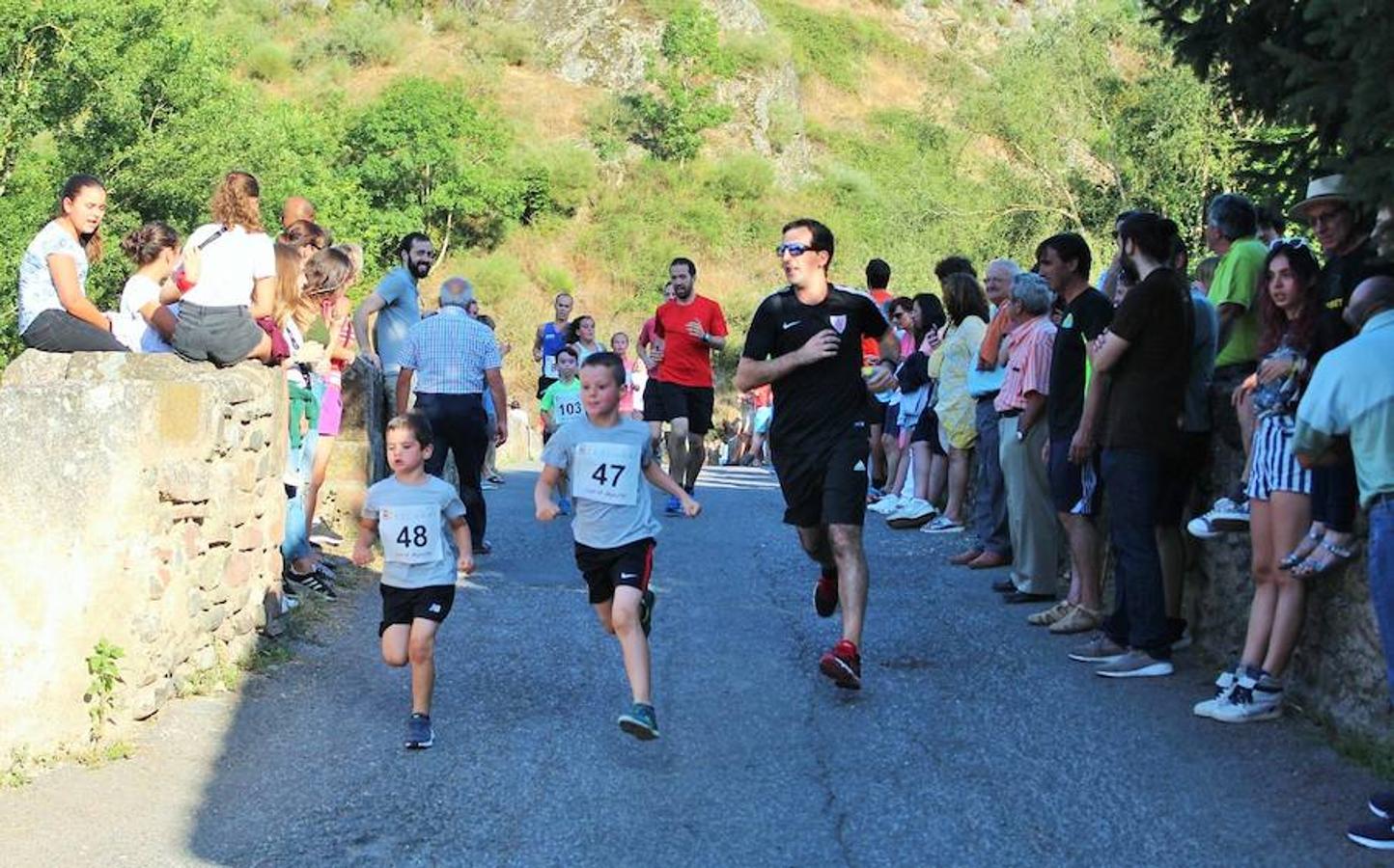 XVIII Carrera Puente a Puente 'Trofeo Violeta Villanueva' en la que han participado cientos de niños en una festiva Ezcaray. 