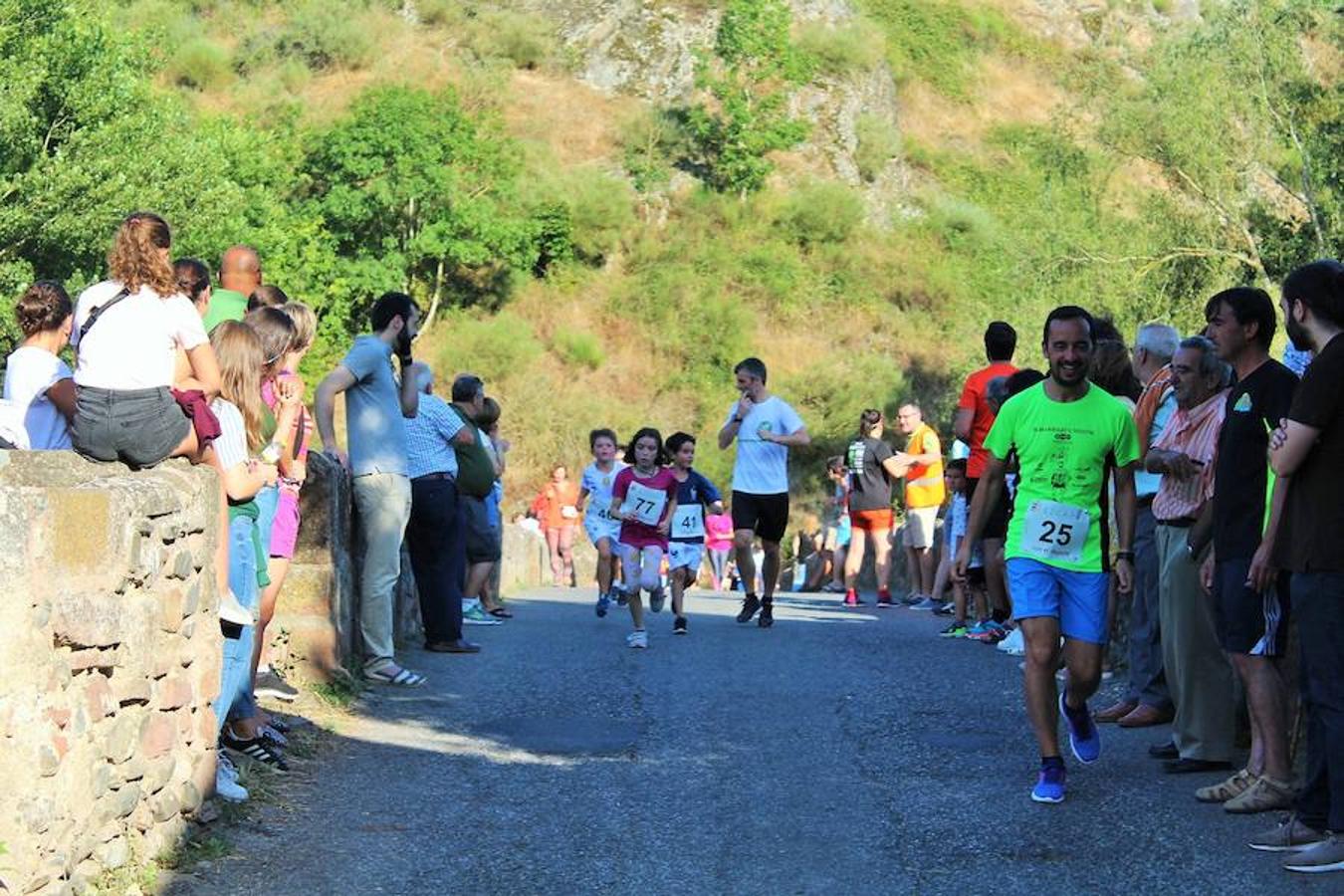 XVIII Carrera Puente a Puente 'Trofeo Violeta Villanueva' en la que han participado cientos de niños en una festiva Ezcaray. 