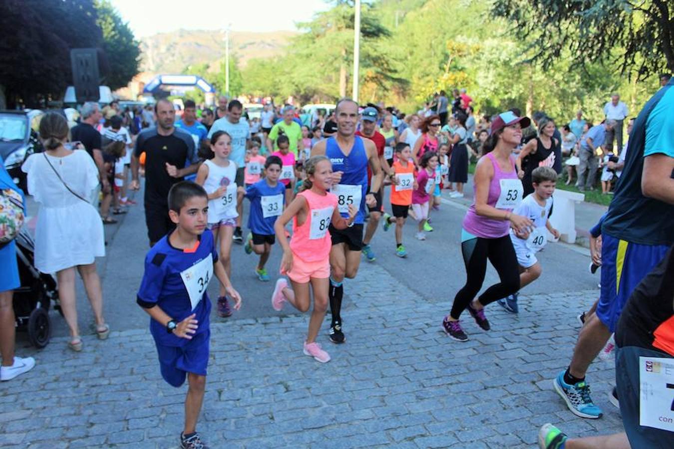 XVIII Carrera Puente a Puente 'Trofeo Violeta Villanueva' en la que han participado cientos de niños en una festiva Ezcaray. 